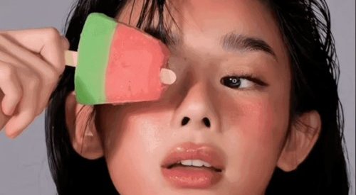 Le "heat stroke makeup", la nouvelle tendance qui fait rougir TikTok