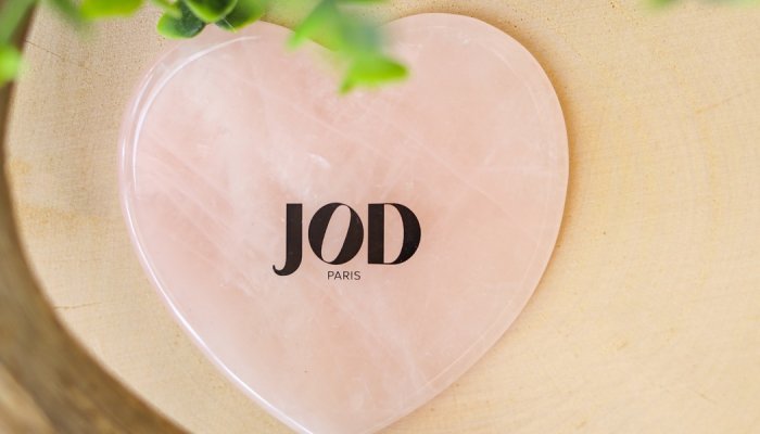 Cosmogen crée un Gua Sha en quartz rose pour JOD