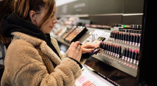 Face à l'inflation, les Français orientent leurs achats beauté vers les bas prix