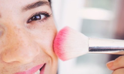 La quête du teint parfait se poursuit avec la tendance "pomegranate makeup"
