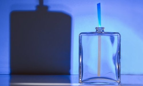 An invisible varnish for better protected fragrances and cleaner formulations