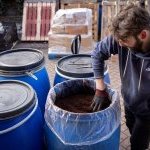  500.000 tonnes de marc de café sont jetées dans les décharges britanniques chaque année et Upcircle se targue d'en avoir recyclé 400 tonnes à ce jour. (Photo : © Tolga Akmen / AFP)