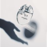  Chanel redessine le flacon de N°5 L'Eau, le temps d'une édition limitée (Photo : Chanel ©)
