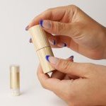 Aptar et Quadpack s'associent pour créer un rouge à lèvres rechargeable en bois