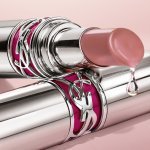  Dua Lipa fera sa première apparition dans une campagne maquillage YSL Beauté à l'occasion de la sortie de la nouvelle collection de rouges à lèvres, baptisée YSL Loveshine (Photo : Yves Saint Laurent Beauté) 