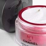 The new-generation lid of the N°1 de Chanel Cream is made of 90% bio based materials from renewable resources.