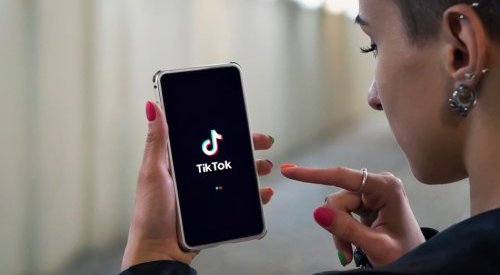 Comment TikTok bouleverse les codes traditionnels du parfum