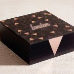 Coffret London, mono-matière (papier & carton). Fermeture par friction, avec une languette en carte qui rentre dans le double mur de la base. Elle allie efficacité de fermeture et liberté de création quant à son design.