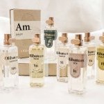 La gamme est lancée avec 18 fragrances en formats 50 ml et 12 ml.
