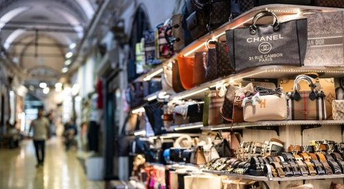 Noyé sous la contrefaçon, le Grand Bazar d'Istanbul craint de perdre son âme